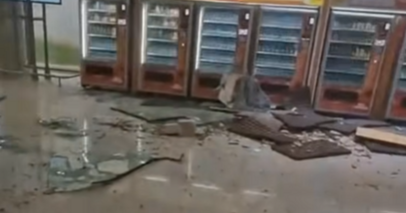 A mallorcai repülőtér felett hirtelen sötét felhők gyülekeztek, és a tető egyszer csak beszakadt, ami pánikot keltett az utasok között. Az emberek riadtan próbáltak menekülni a váratlan helyzetből, miközben a hangos zajok és a káosz csak fokozta a feszült