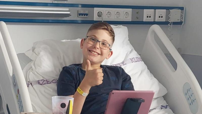 Itt van Lóránd, a 11 éves kisfiú, aki büszkén mondhatja el magáról, hogy Szegeden az elsők között kapta meg azt az implantátumot, amely lehetővé teszi számára, hogy újra hallhassa a világ csodáit.