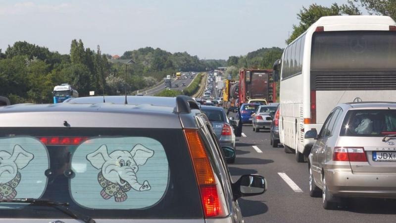 Baleset történt az M1-es autópályán: már 10 kilométeres dugó alakult ki.