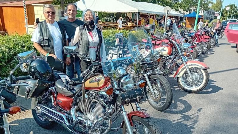 A találkozó helyszíne a nullkilométeres pont, ahol a résztvevők nem kevesebb mint száz lenyűgöző autót és motort csodálhattak meg – a rendezvényhez galéria és videó is készült!