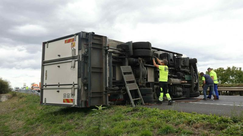 Fotókon látható, ahogy a M3-as autópályán egy kamion oldalára dőlt, látványos balesetet okozva.