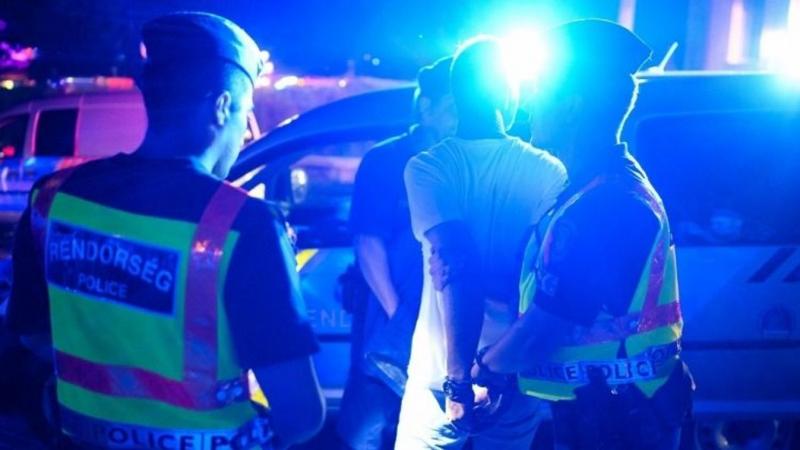 Az étterem csendjében egy nő titkos üzenetet küldött a pincér felé. Az arca sápadt volt, szemei tele félelemmel, de a keze, amely az asztalon pihent, egy apró, de határozott mozdulattal jelezte, hogy valami nincs rendben. A pincér, aki már régóta dolgozot