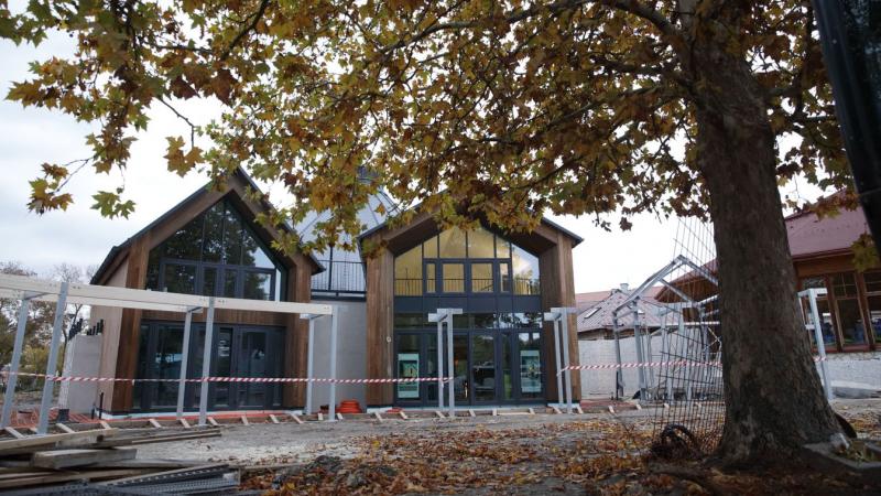 Agárdon egyedülálló szaunafalu épül, amely Magyarország legnagyobb ilyen jellegű létesítménye lesz. A projekt célja, hogy a látogatók számára egy különleges, pihentető élményt nyújtson, ahol a tradicionális finn szaunák mellett modern kényelmi szolgáltatá