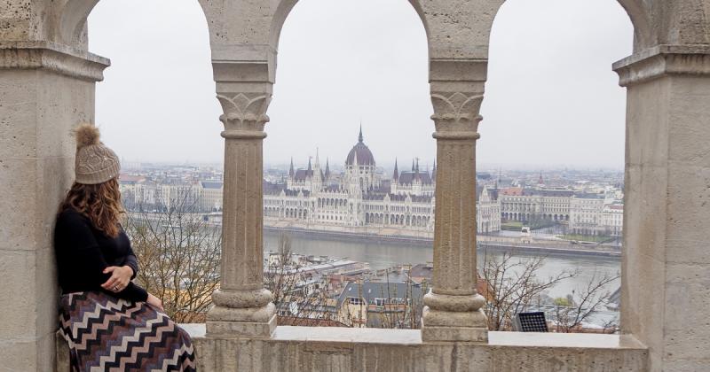 6 dolog, amit a külföldiek imádnak a téli Budapesten: egy különleges élménylista

1. **Varázslatos karácsonyi vásárok**: A város szívében megrendezett karácsonyi vásárok igazi téli csodavilágot kínálnak. Az ínycsiklandó helyi finomságok és a kézműves term