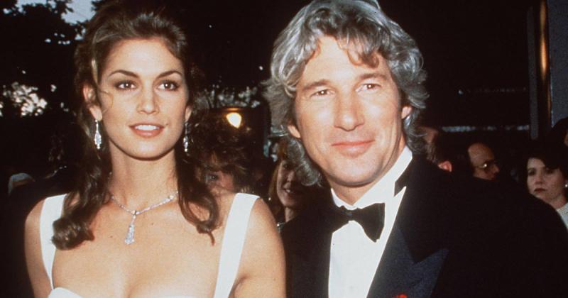 Cindy Crawford és Richard Gere a 90-es évek ikonikus párosaként váltak ismertté, ám a csillogás mögött rejlő problémák végül a kapcsolatuk végét is jelentették. Az álompár imázsa ellenére a magánéletük kihívásokkal teli volt, ami hozzájárult a házasságuk 