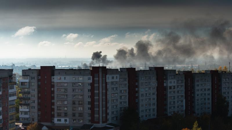 Újév napján Kijev lakói egy váratlan légicsapás zörejére ébredtek, míg a gázszállítás Ukrajnán át megállt. Friss híreink a háborús helyzetről.