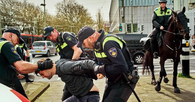 700 embert tartóztattak le a klímatüntetés során - videófelvétel készült róla.