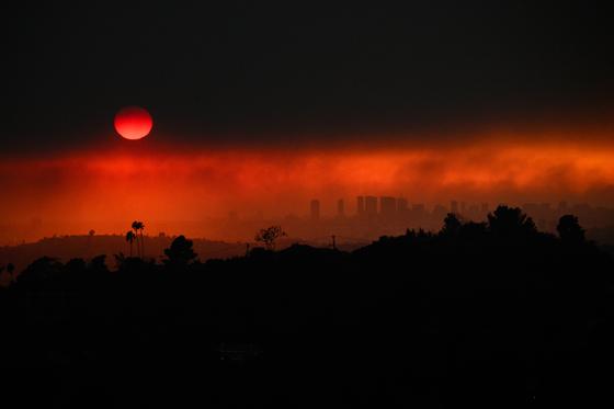 Súlyos incidens történt a Los Angeles-i tűzoltási műveletek során: egy drón ütközött az egyik tűzoltó repülőgéppel.