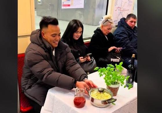 Egy különleges élmény várja a budapesti metrón az utasokat, hiszen egy tehetséges ázsiai séf kínálja számukra az ínycsiklandó ételeket. Az utazás során egyedi ízekkel és autentikus fogásokkal varázsolja el az utasokat, akik így nemcsak a város felfedezésé