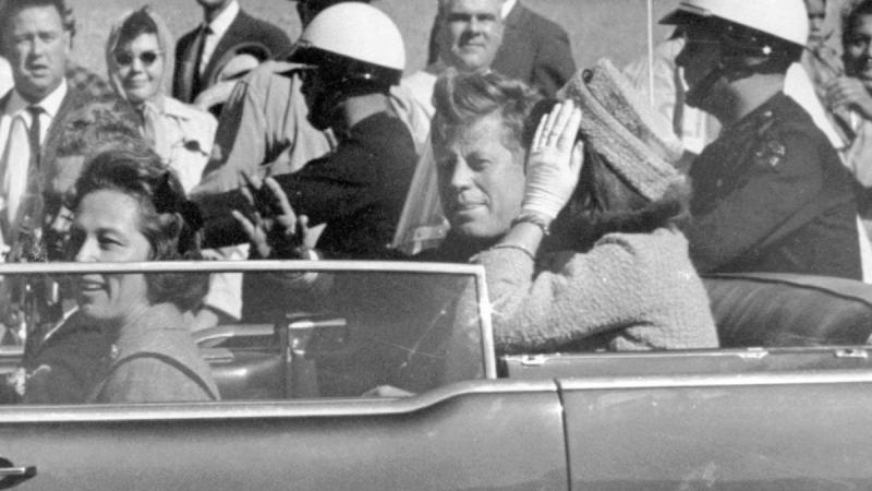 Trump bejelentette, hogy feloldja a Kennedy-akták titkosítását. Ez a lépés számos érdeklődőt mozgósít, akik régóta várják, hogy megtudják azokat a részleteket, amelyek a híres elnök meggyilkolásával kapcsolatosak. Az akták nyilvánosságra hozatala újabb ké