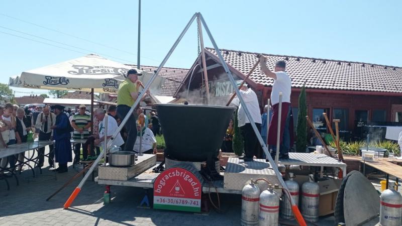 Dunapatajon egy különleges esemény zajlott, amely során egy új Guinness-rekordot állítottak fel pacalpörkölt készítésével. A helyi közösség összefogott, hogy megvalósítsa ezt az ízletes kihívást, és a végeredmény nemcsak a rekordot, hanem a hagyományos íz