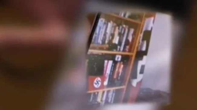 A brit mentős egy videóhívás keretein belül csatlakozott, hátterében egy Hitler-portréval, ami különös kontrasztot teremtett a hívás szakszerű légkörével.