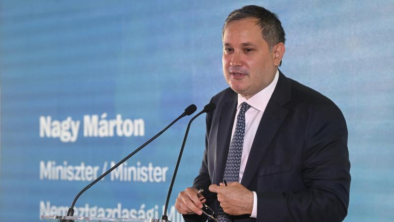 Nagy Márton: A kormány határozott lépéseket tervez a lakásbiztosítási díjak terén, és jelenleg úgy tűnik, hogy a megegyezés lehetősége egyelőre elérhetetlen.