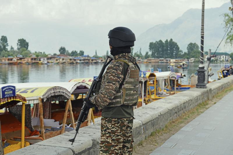 India és Pakisztán között ismételten feszültség támadt, miután mindkét fél egymást hibáztatja a tűzszünet megszegésével kapcsolatban. A határ menti területeken fokozódó incidensek és a kölcsönös vádaskodások újabb feszültséget szítanak a két ország között