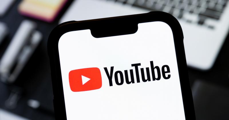 Akkor is élvezheted a zenét a YouTube-on, ha a telefonod képernyője le van zárva: ez egy ingyenes lehetőség, és valóban hatékonyan működik.