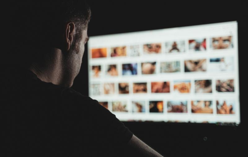 Az Oktatási Hivatal művészeti tananyagához tartozó egyik link meglepő módon egy pornóoldalra irányított.