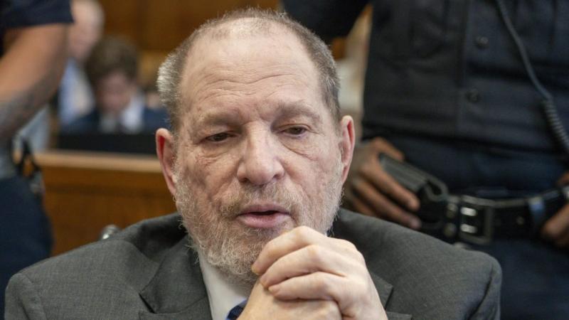 Harvey Weinstein a börtön falai mögül is kitart amellett, hogy ártatlan a vele szemben felhozott vádakkal kapcsolatban.
