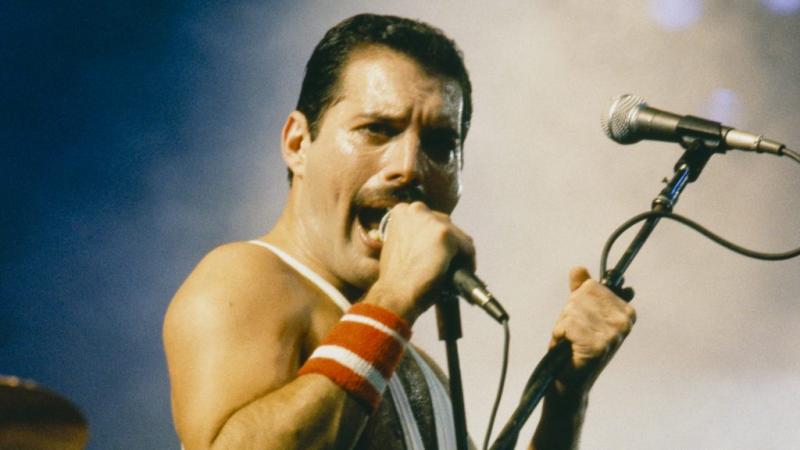 Freddie Mercury, a legendás rockzenész, akinek életéről és karrierjéről sokat tudunk, most újabb titkokra derülhet fény. Egy friss hír szerint lehetséges, hogy van egy eltitkolt lánya, ami sokkolja a rajongókat és a popkultúra követőit. Az új információk 