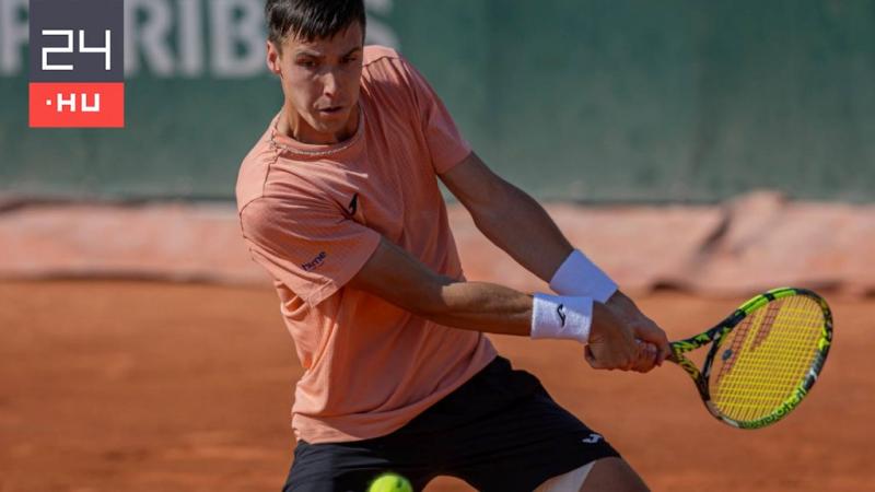 Marozsán a Roland Garros címvédőjével mérkőzik meg, és most a szettgyőzelemért küzd. A 24.hu legfrissebb hírei szerint a fiatal tehetség izgalmas csatára készül, ahol minden egyes labda döntő fontosságú lehet.