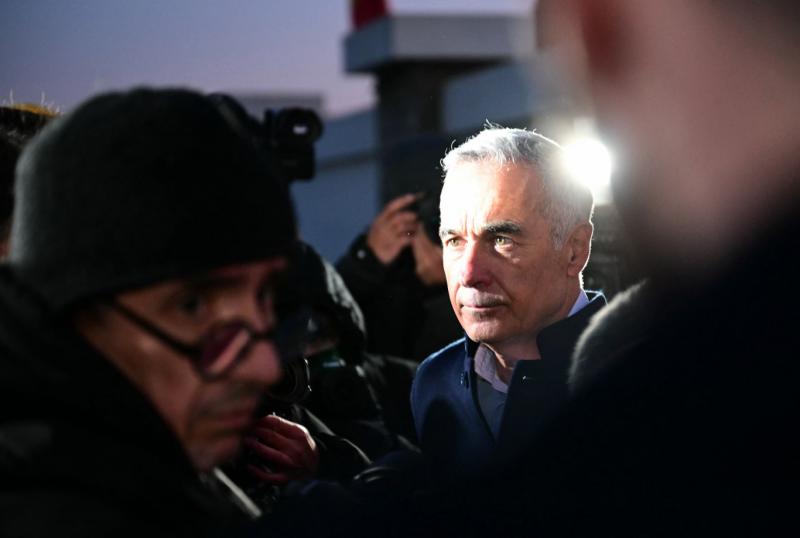 Călin Georgescu, akit a román elnökválasztás során korábban kizártak, bejelentette, hogy visszavonul a politikai színtérről.