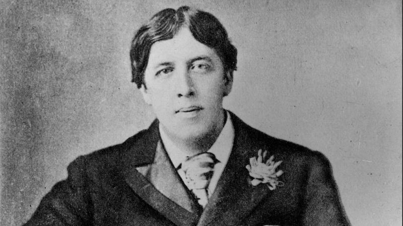Oscar Wilde-ot a homoszexualitása miatt kényszermunkára ítélték, ami a viktoriánus korszak egyik legnagyobb igazságtalansága volt. Az író, aki a művészet és a társadalmi normák határait feszegette, a saját korának előítéleteivel szembesült. Az ő esete nem