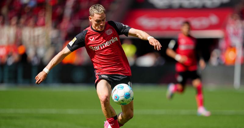 Liverpool bődületes ajánlatot tett Florian Wirtzért, amely jelentős hatással lehet Szoboszlai Dominik jövőjére is. A német tehetség iránti érdeklődés felkeltette a figyelmet, és nemcsak Wirtz karrierjére, hanem a magyar középpályás helyzetére is komoly kö
