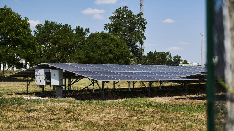 A Mol bejelentette, hogy új napelemparkot és akkumulátoros energiatároló rendszert létesít. Ezzel a lépéssel a vállalat nemcsak a megújuló energiaforrások hasznosítását kívánja elősegíteni, hanem a fenntartható fejlődés iránti elkötelezettségét is hangsúl