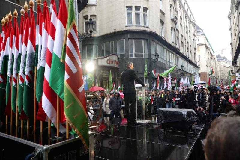 A Mi Hazánk budapesti elnöke bejelentette, hogy távozik a pártból, mivel nem ért egyet Toroczkai László álláspontjával, aki elutasítja a határterületek módosításának lehetőségét.