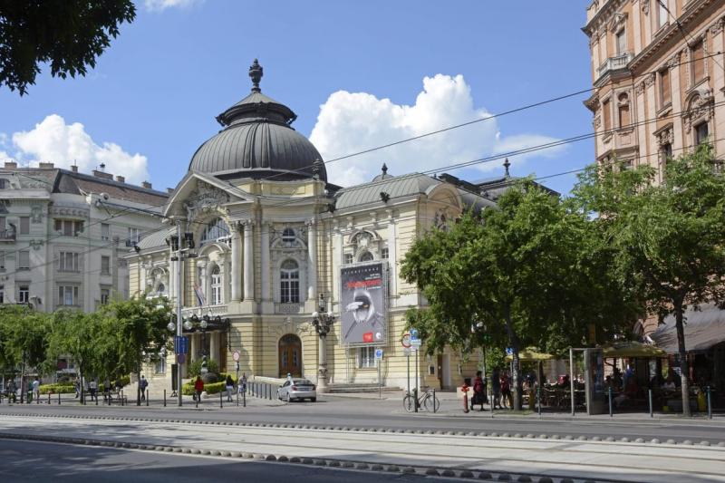 A színészek összesen 6,5 millió forintot gyűjtöttek össze, amelyet a színházi háttérmunkások támogatására fordítanak. 