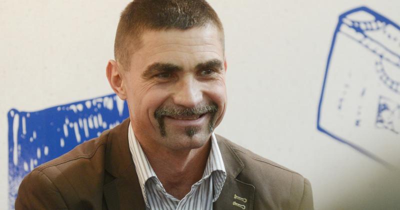 Ambrus Attila kisfia, a szőke fürtökkel megáldott Magor, már négyéves lett! Az aprócska kisfiú mosolya és vidámsága mindenkit elbűvöl, ahogy édesapja nyakában ülve felfedezi a világot.