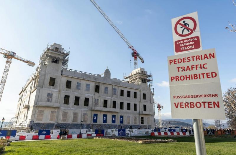 Lázár átvette a vezetést a klasszicizáló vasbeton-újjáépítészet és a Várkapitányság irányítása felett.