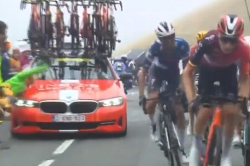 A Tour de France során egy nézőt elütöttek, ami súlyos következményekkel járt a csapat számára, amely felelősséggel tartozik a történtekért. Az eset komoly büntetést von maga után, amely a sportág biztonságát és a nézők védelmét is hangsúlyozza.