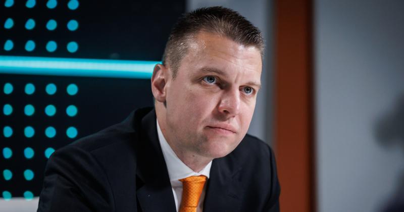Menczer Tamás éles bírálatot fogalmazott meg az OTP Bank és a Hell vállalatokkal szemben.