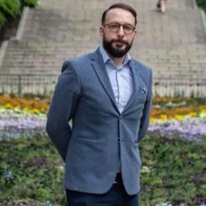 Berg Dániel, a Momentum politikai arca, bátor lépést tett, amikor őszintén megosztotta szenvedélybetegségével kapcsolatos tapasztalatait. Az általa elmondottak nemcsak személyes küzdelmeiről szólnak, hanem arról is, hogyan hatott ez az életére és politika