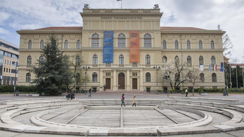 A Szegedi Tudományegyetem rektora visszavonta a fogorvosi kar dékánjának abszolutóriumát.