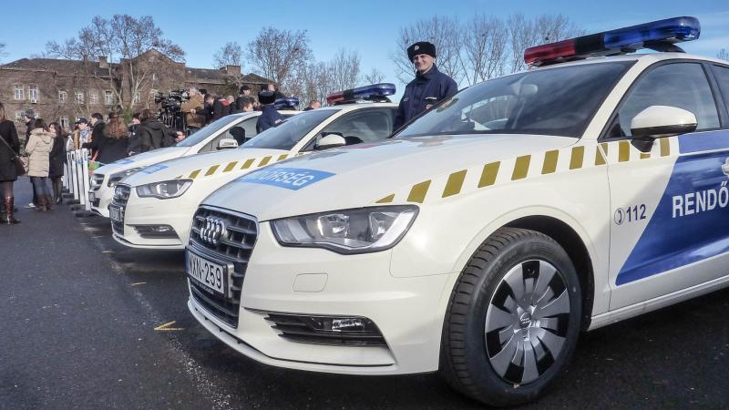Egy strandpapucsos férfi próbálta meg ellopni a rendőrautót Zuglóban, miközben egy jelblokkolót használt. Az eset a Totalcar beszámolója szerint zajlott le.