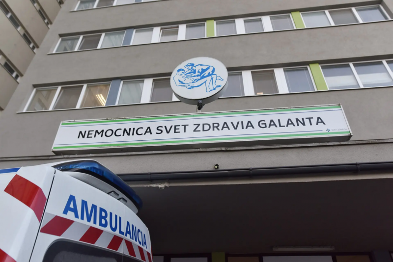 Egy férfi késsel hadonászott a galántai kórház területén.