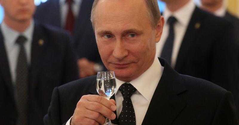 Putyin, a diplomáciai manőverek virtuóza, képes lehet Trumpot egy olyan helyzetbe hozni, ahonnan nehezen talál kiutat. Vajon milyen trükkökkel próbálja meg kijátszani az amerikai elnököt a saját érdekeinek szolgálatában?
