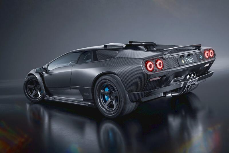 Ez egy igazi legendás Lamborghini, ahol a pénz már nem játszik szerepet. Az autó nem csupán egy jármű, hanem a sebesség, a stílus és a luxus megtestesítője. A formája, a motorja és az élmény, amit nyújt, mind azt üzenik: itt a határok nem léteznek.