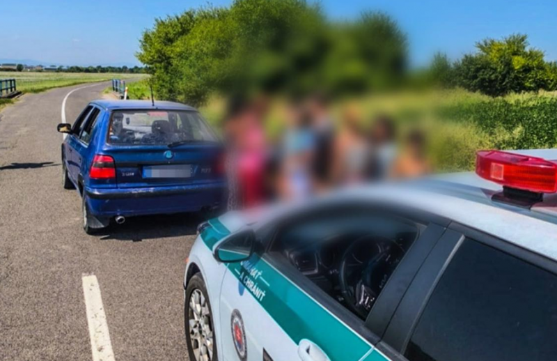 Ilyesmit még a rendőrök sem tapasztaltak: tizennyolc ember fért be egy Škoda Feliciába, mint valami varázslatos bűvészmutatvány során.