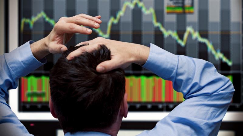 Egy nemzet rázkódik a csőd szélén, és az utolsó reménysugárba kapaszkodik, mint egy fuldokló a vízben.