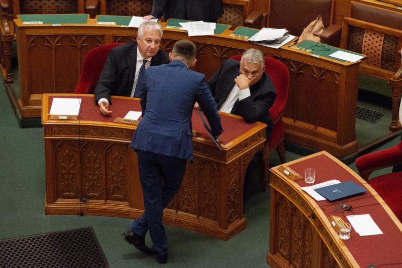 A Fidesz teljes erővel nekivágott az egészpályás megfélemlítésnek, míg az ellenzék ügyeskedve, kerülőutakon próbálja kezelni a helyzetet. De vajon milyen stratégiával közelít a politika a Szőlő utcai botrányhoz?