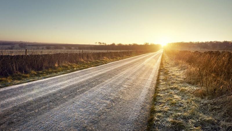 Az ősz berobbanása igazi meglepetéseket tartogat: a negatív hőmérsékleti rekordok sorra dőlnek meg, mintha csak egy izgalmas versenyt rendeztek volna a mínuszok között. Az időjárás drámai változásai figyelemre méltóak, és úgy tűnik, hogy az évszak nem kím