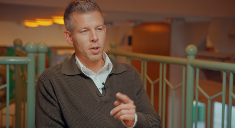 Magyar Péter a Fókuszcsoportban kifejtette, hogy Orbán Viktor fél liter bor és cigányzene társaságában sokkal befogadóbb és közvetlenebb személyiség, mint amit a politikai színtéren megjelenít.