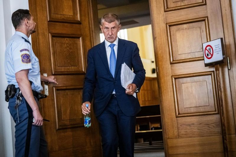 Andrej Babiš pártja kiemelkedő előnnyel áll a csehországi választások során.
