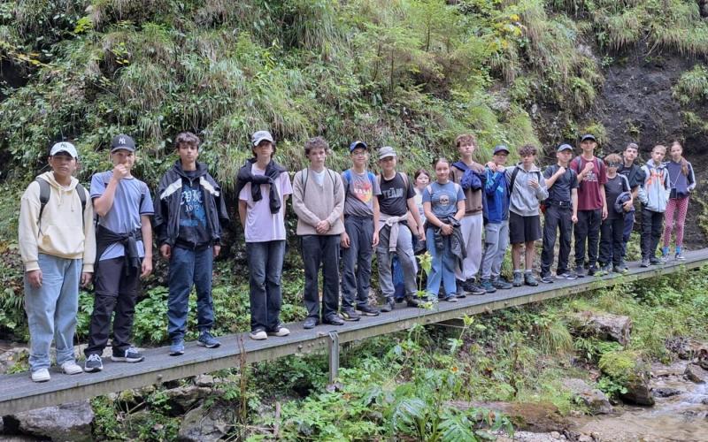 Fedezd fel a határok eltörlését a Duna utcások izgalmas terhelyi kalandjaiban! Ezek a fiatalok nem csupán a fizikai határokat lépik át, hanem a barátság, a kreativitás és az önfelfedezés határvonalait is. Minden egyes lépésük új kihívások elé állítja őket