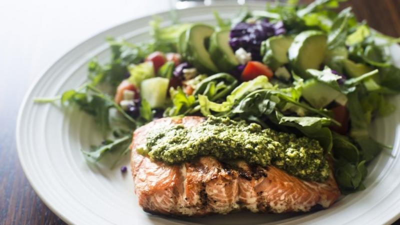 Az időskori szellemi hanyatlás megelőzése érdekében számos hatékony módszert alkalmazhatunk. A legfontosabb lépés a rendszeres szellemi aktivitás fenntartása, amely magában foglalhatja a könyvek olvasását, rejtvények megoldását vagy új készségek elsajátít