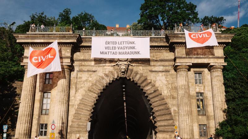 A civil szervezetek számára a Facebook hatása egyfajta nyomásgyakorlást jelent, hiszen a hirdetési tilalom miatt olyan fontos társadalmi üzenetek veszhetnek el, amelyeknek eljutása kulcsfontosságú lenne.