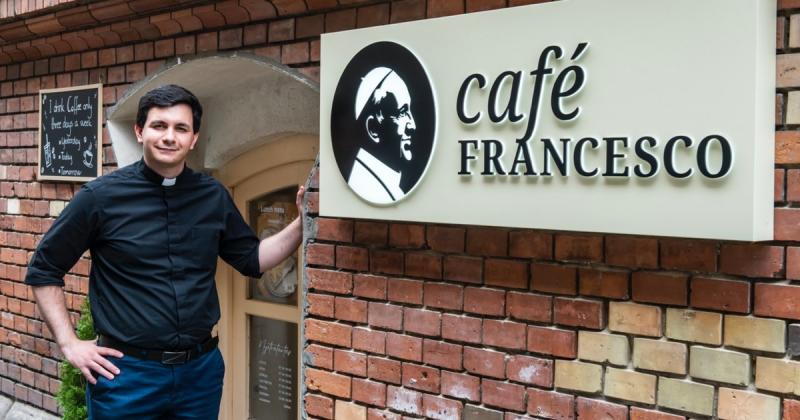 Ferenc pápa kávézója Budapesten | Demokrata

A főváros szívében egy különleges hely várja a látogatókat, ahol a kávé és a lelki feltöltődés találkozik. Ferenc pápa kávézója nem csupán egy egyszerű kávéház, hanem egy inspiráló tér, ahol a hagyományos kávék