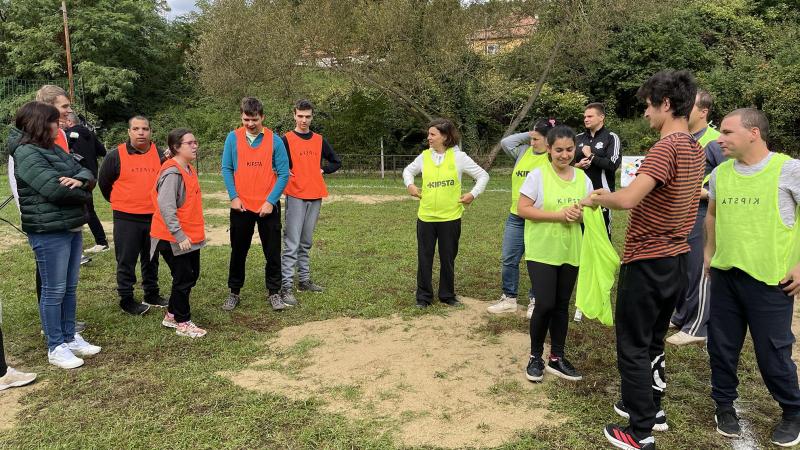 A miskolci Baráthegyi Majorságban egy különleges esemény zajlott: fogyatékos fiatalok és önkéntes segítőik barátságos focikupát rendeztek. A mérkőzések során nemcsak a sportág iránti szenvedélyüket mutatták meg, hanem a fair play szellemét is, hiszen mind